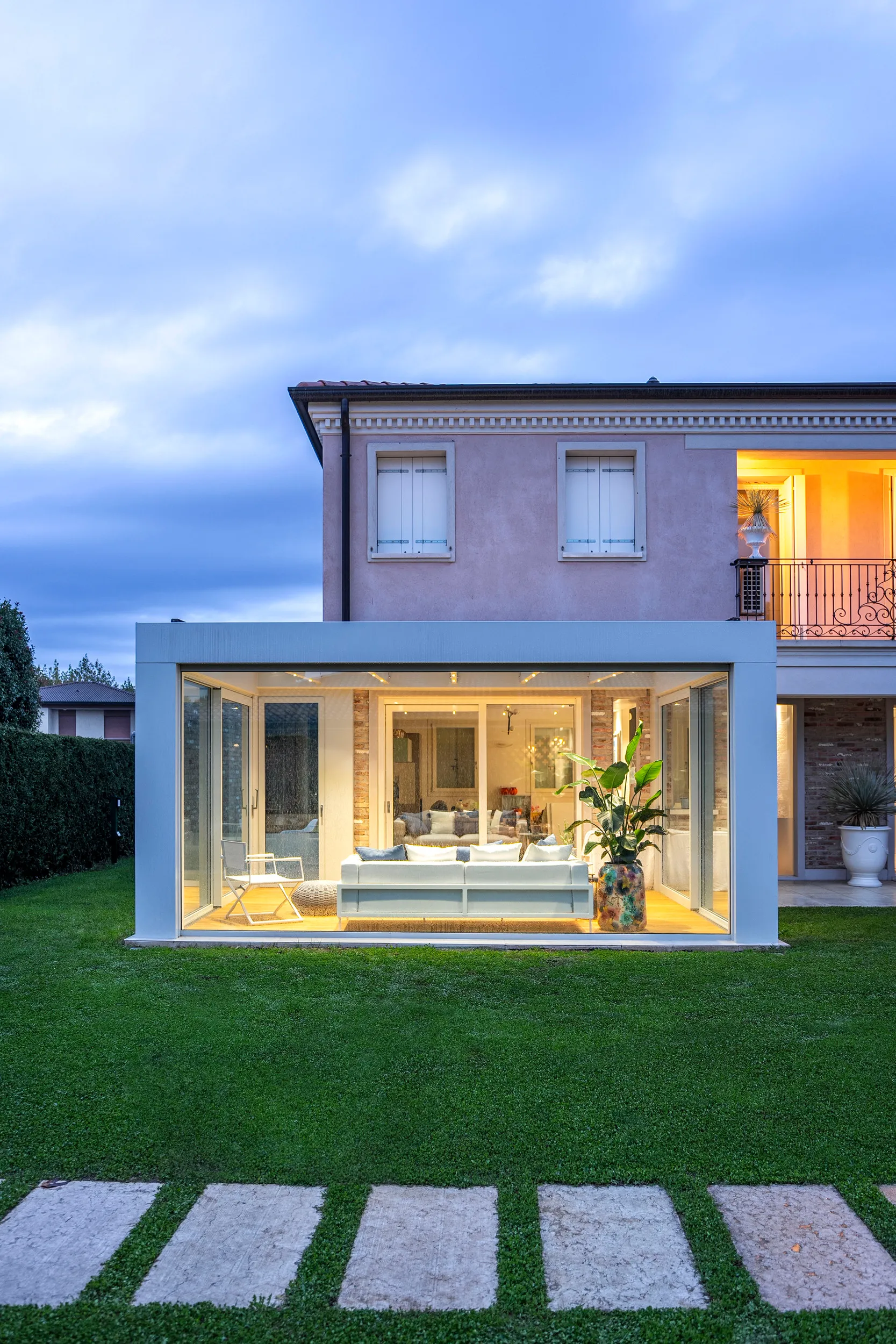 Spazio Qubo con illuminazione accesa