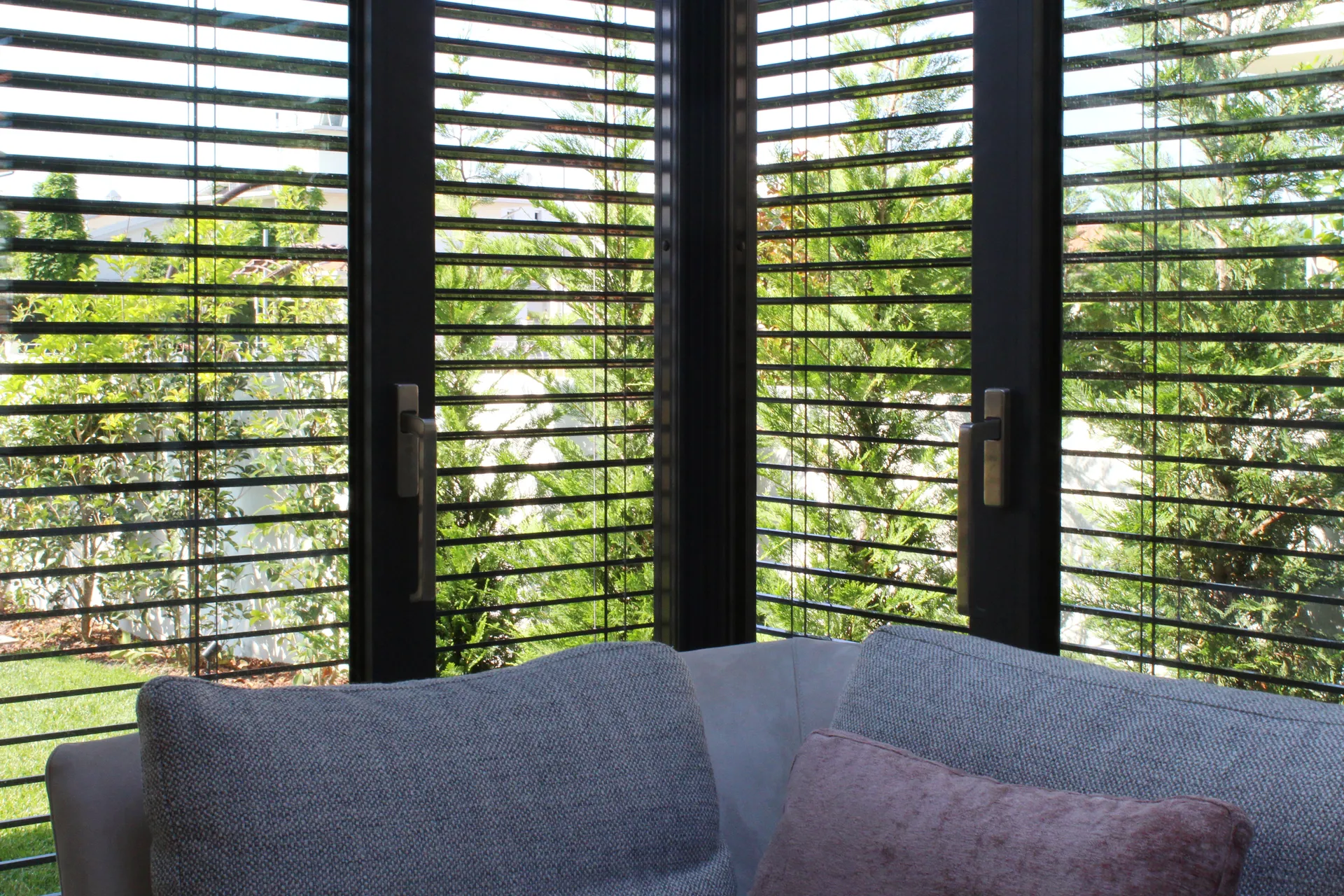 Tende a caduta integrate in una struttura Qubo per esterni