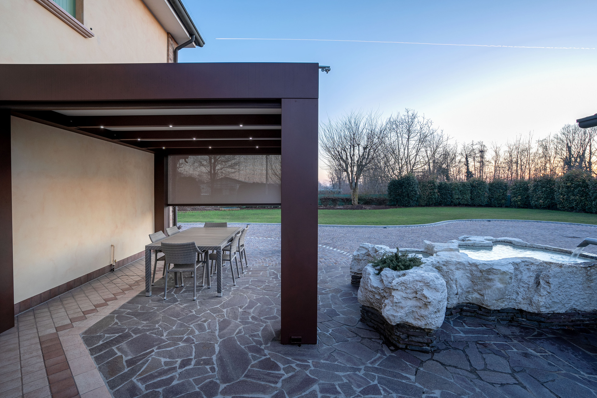 Dettaglio di frangisole laterali in un giardino d'inverno Qubo