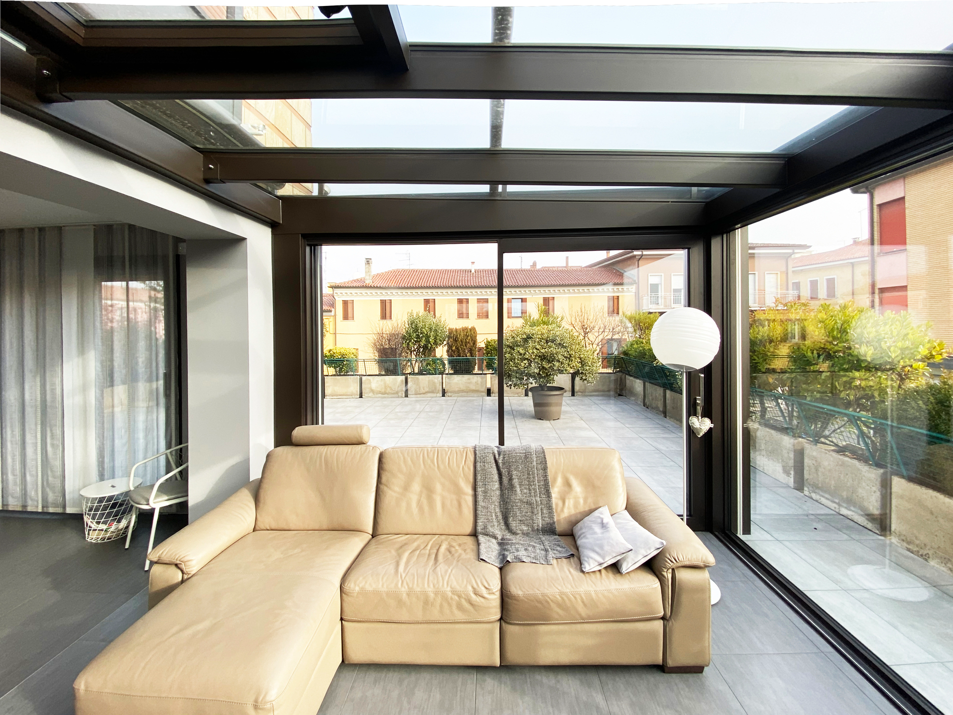 Vista interna del progetto Combi con pergola bioclimatica
