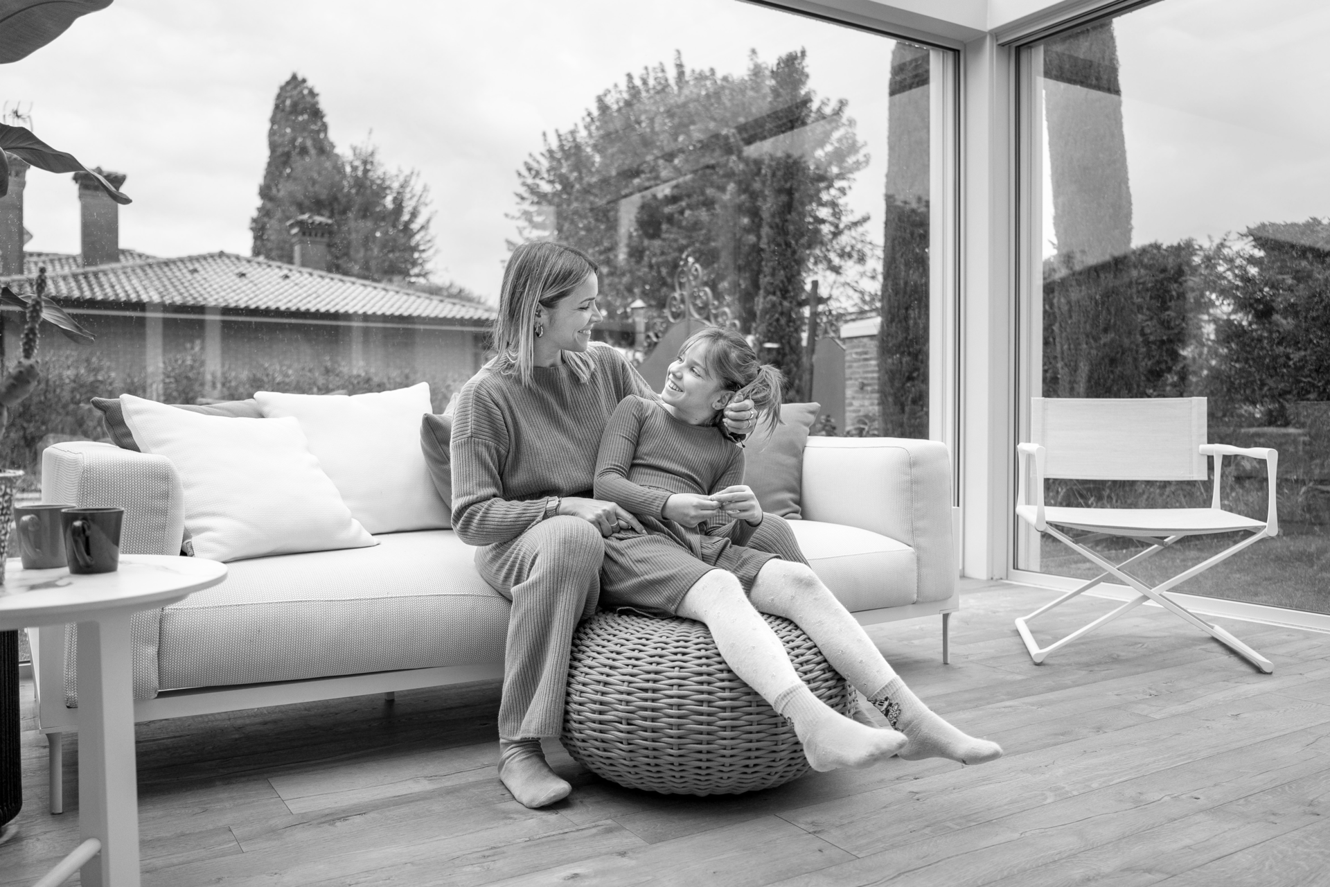 famiglia dentro un giaridno d'inverno